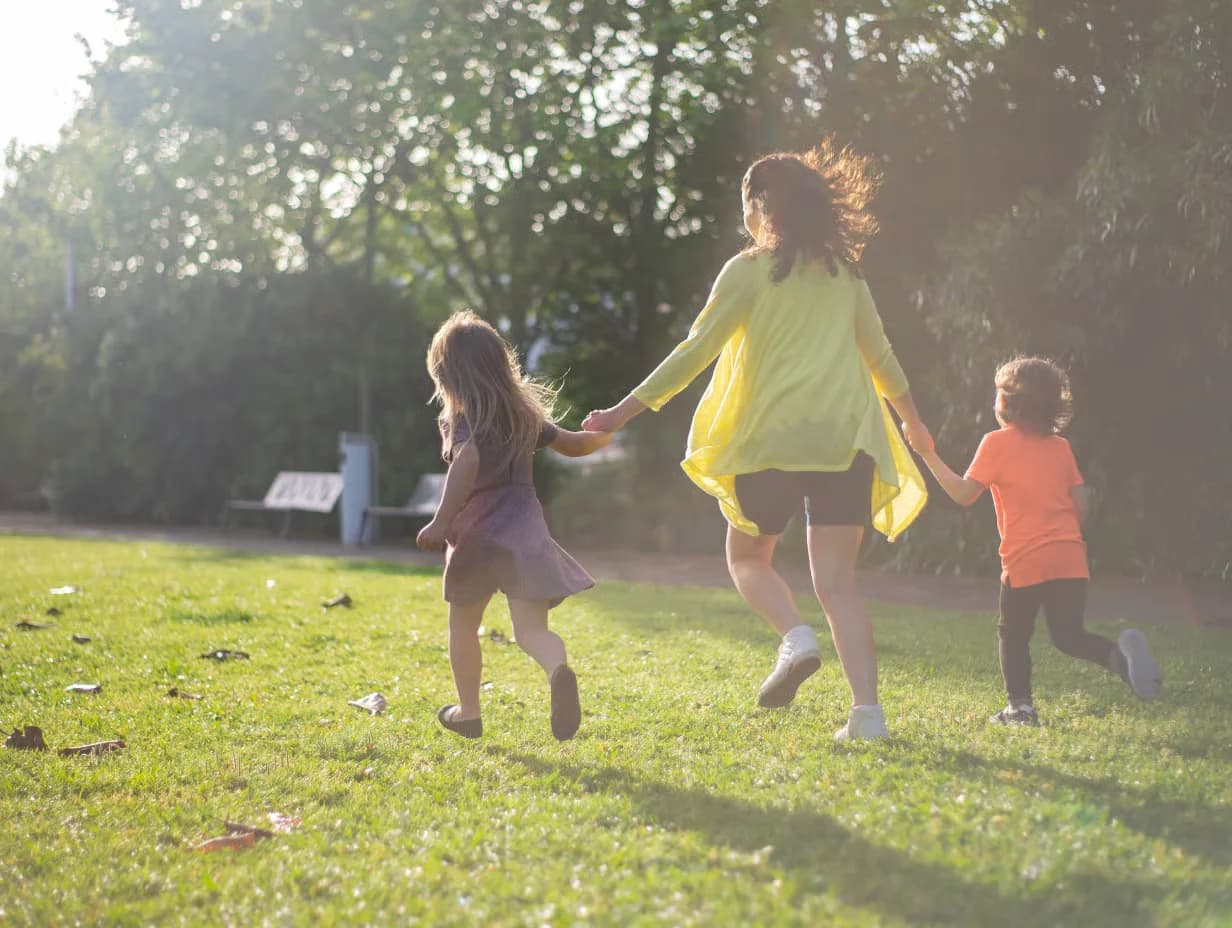Familia disfrutando al aire libre sin alergias